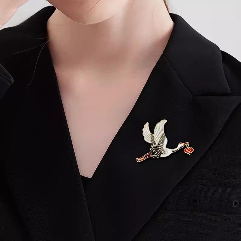 Chinese-style Classical Auspicious Crane Brooch, High-end Women's Artistic Enamel Brooch, Personalized and Exquisite Suit Pin