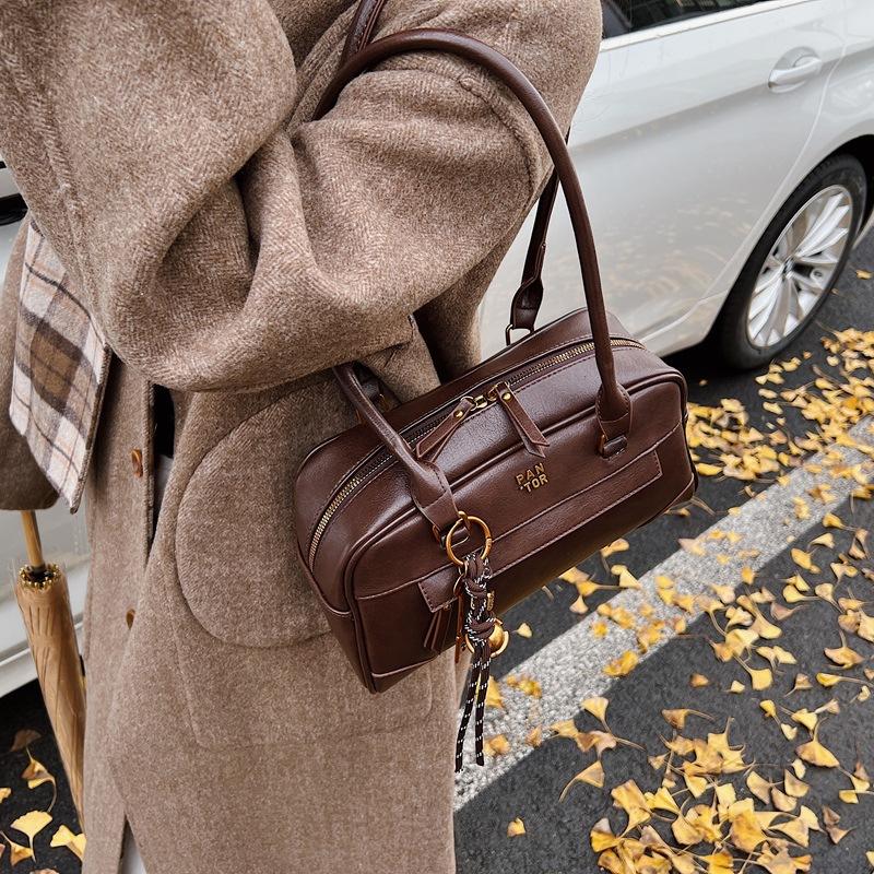 Large-capacity bag women's casual versatile 2025 new spring and summer shoulder armpit bag women's commuter pillow bag