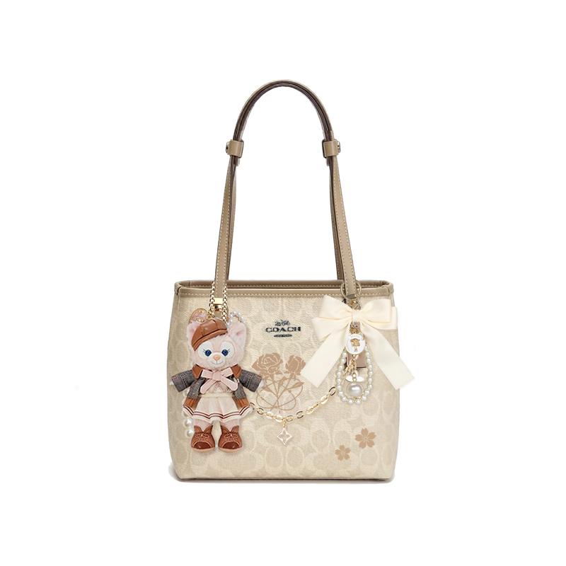

COACH shoulder bag [Customized bag] City 23 classic presbyopic metal logo, printing, bow, doll pendant, four-leaf clover Tassel Pavilion basic outfit золотий