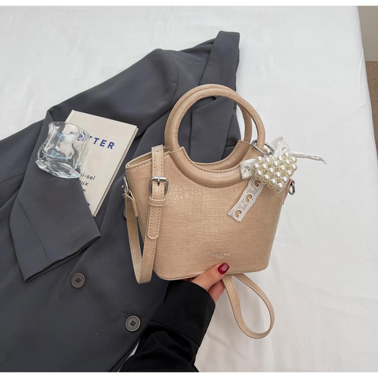 

Niche fashion new 2025 versatile handbag simple shoulder popular messenger bag going out exquisite bucket bag tide хаки