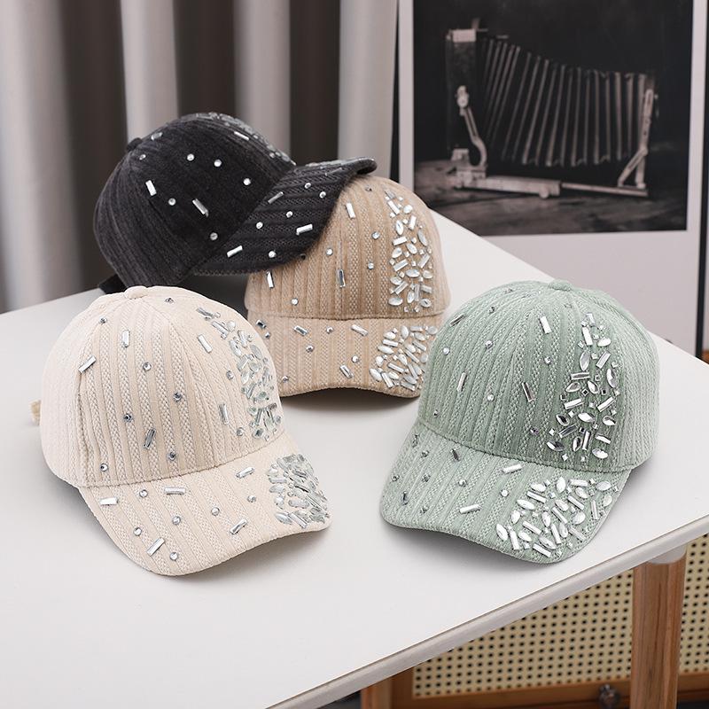 Versatile Ladies' Duckbill Hat: Elegant Golden Velvet Baseball Cap with Rhinestones for Autumn and Winter – Stay Warm and Stylish Outdoors.