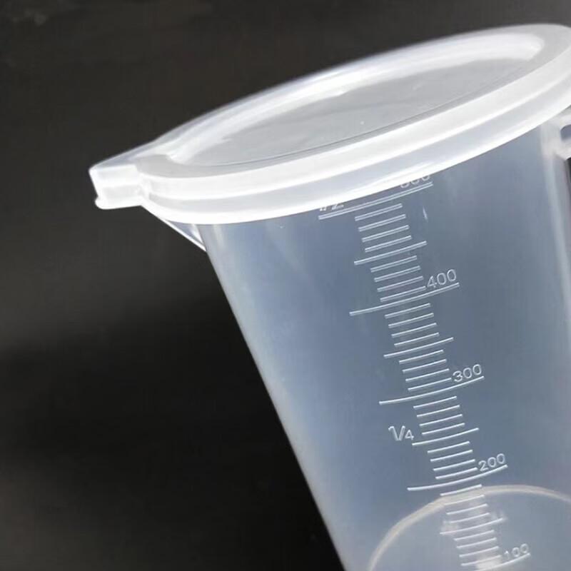 Пластиковые мерные стаканы с крышками