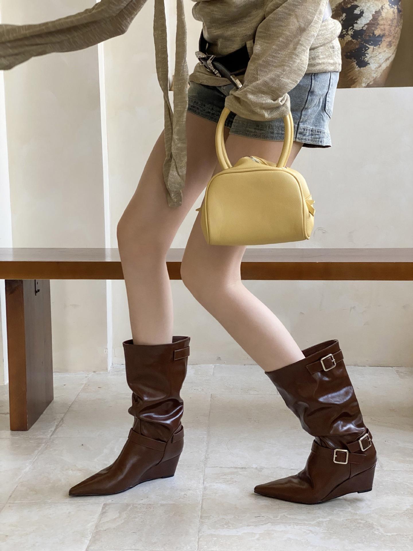 

2025 autumn and winter new pointed wedge temperament thin French fashion sexy beauty female Internet celebrity short boots 39