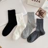 Einfache Baumwollsocken mit vertikalen Streifen, Dünne Socken, Mittellange Socken, Schwarz-Weiß-Graue Sockenstapel