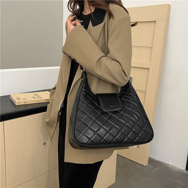 New Niche Personalized Rhombus Embroidery Thread Underarm Small Bag Versatile Simple Crossbody Fashion New Shoulder Bag