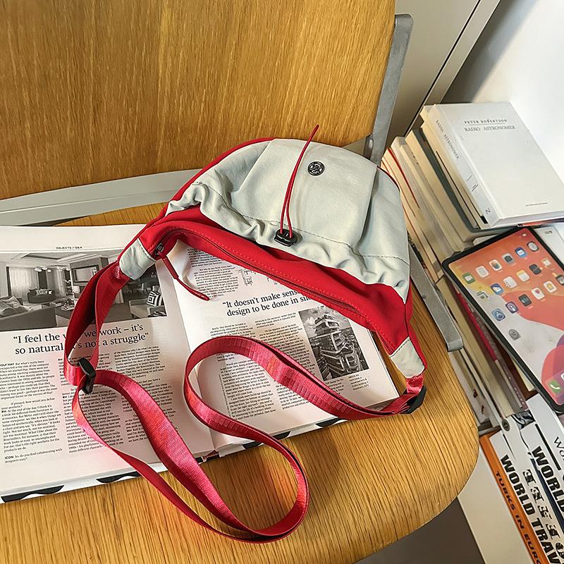Niche Commuter Pleated Cloud Dumpling Bag Large Capacity Casual Waterproof Nylon Messenger Bag красный 2560₽