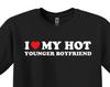 Ich liebe meinen heißen jüngeren Freund T-Shirt, Lustiges Freundin T-Shirt