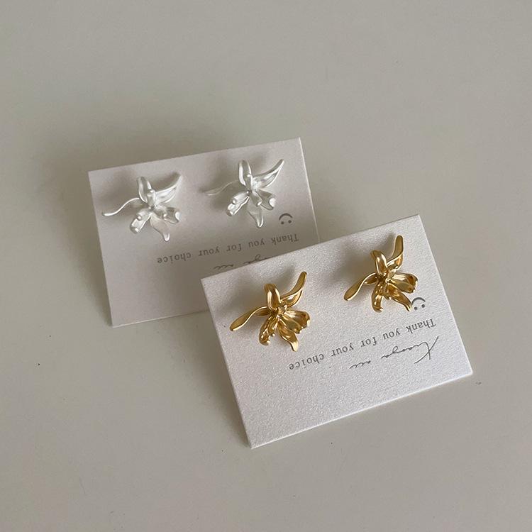 Irregular Retro Matte Metal Flower Stud Earrings for Women - Unique and Versatile Design