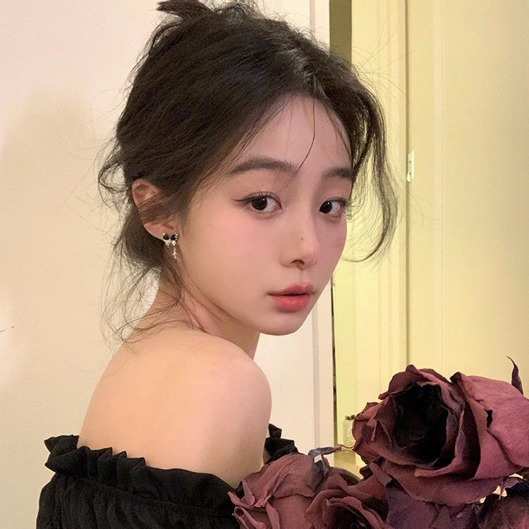 Sweet and spicy style black butterfly chain stud earrings ins niche light luxury high-end small fragrant style earrings personalized earrings