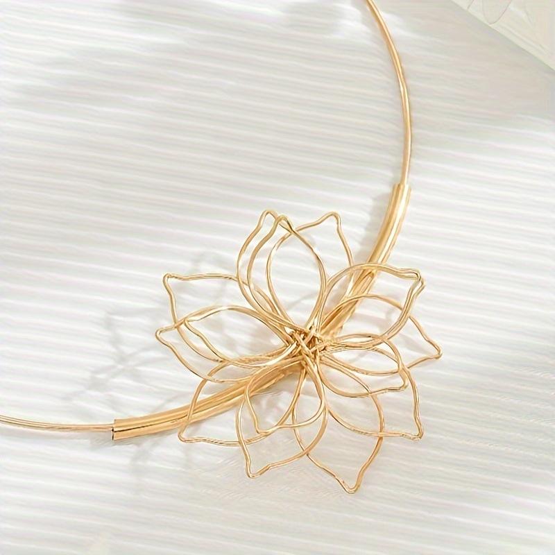 

Ретро-ожерелье с преувеличенным полым цветком золотой