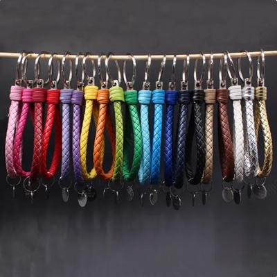 Porte-clés tressé coloré en cuir PU de 13 cm pour hommes femmes Mode Accessoires de clé de voiture Boucle de ceinture Porte-clés Cadeau pour couple ami