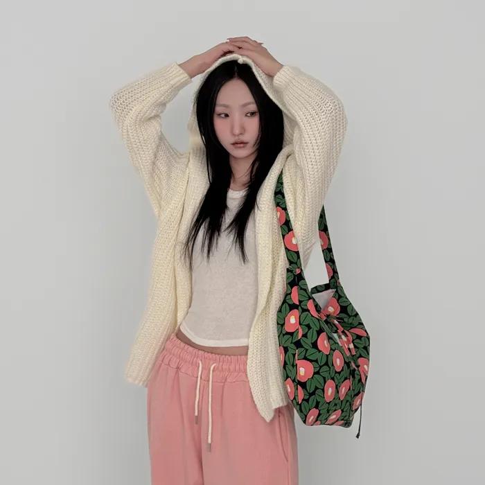 All-Season Oxford Graphic Shoulder Bag _ [Coral Camellia]
