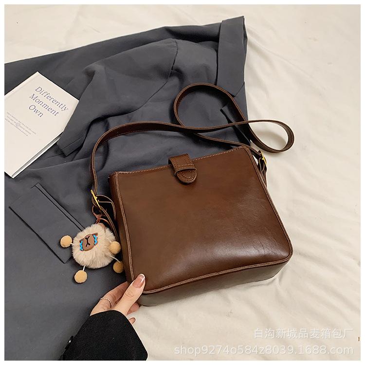 Korean version niche design retro soft leather bucket bag women's 2025 new trendy simple large-capacity shoulder messenger bag