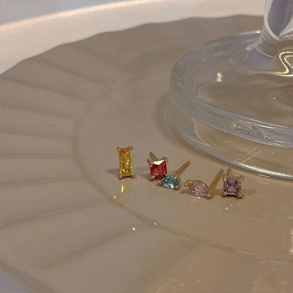 Basic Crystal Earrings for Everyday Use, Simple, Daily, and Stylish.