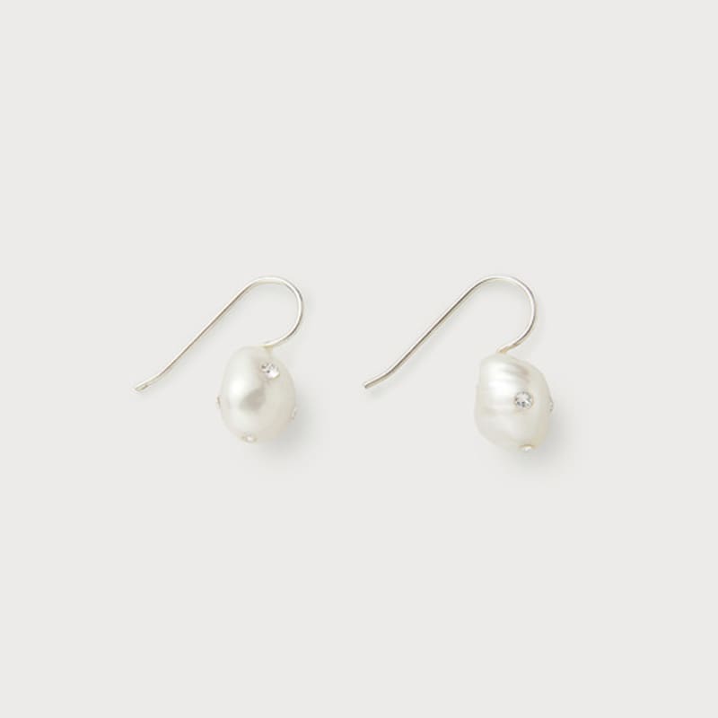 

PEARLSONATE Irregular Polkadots Hook Earrings white