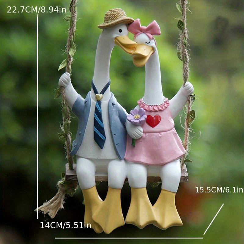 

1pc Couple Duck Swing Garden Statues Outdoor Fence DecorCute Resin Ducks Figurine Funny Goose Lovers Sculpture ForHome Office Pa