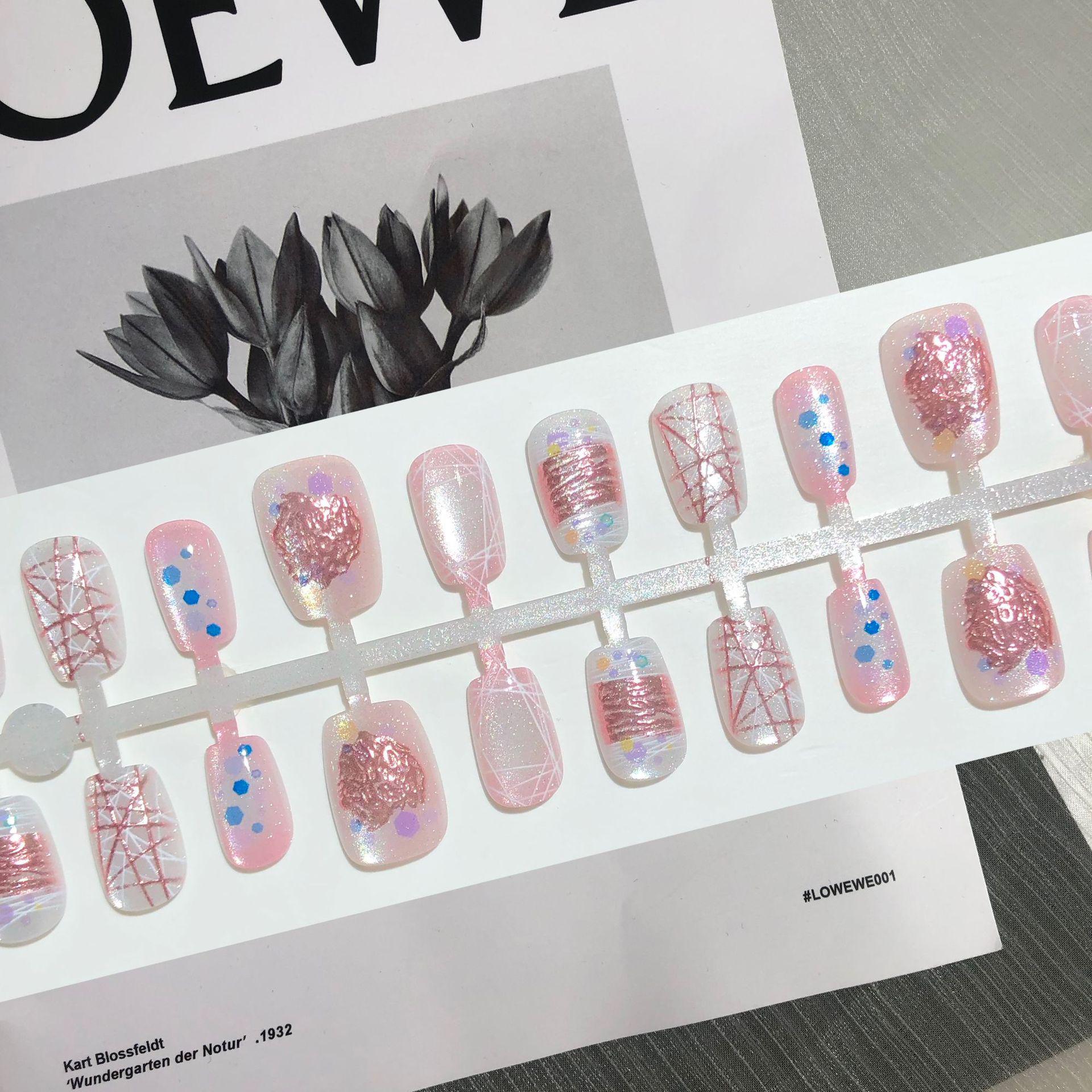 

Фиолетовые позолоченные накладки для ногтей с кошачьим глазом и цветочным дизайном, легкая роскошь, отбеливают, 30 штук. YM085-S Powder Hibiscus [All S Size]