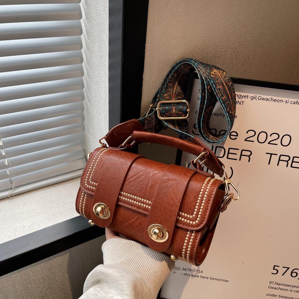 Retro Small Square Bag Women 2023 New Bag Explosive Bag High-end Texture Hand-held Small Square Bag светло-коричневого
