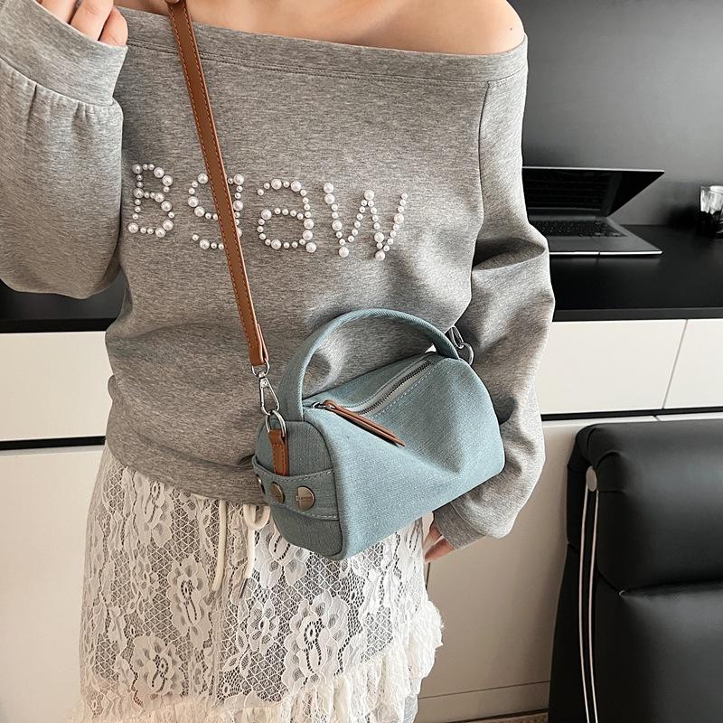 2025 New Denim Handbag Pillow Bag Women's Versatile Light Fashion Handbag Shoulder Messenger Bag