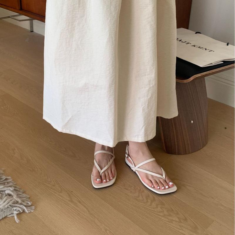 In the summer of 2025, the new one-word strap open-toed lazy flat-bottomed beach vacation women's sandals