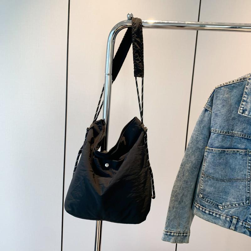 Trendy Large Capacity Canvas Tote Bag For Women With Stylish Street Fashion Design