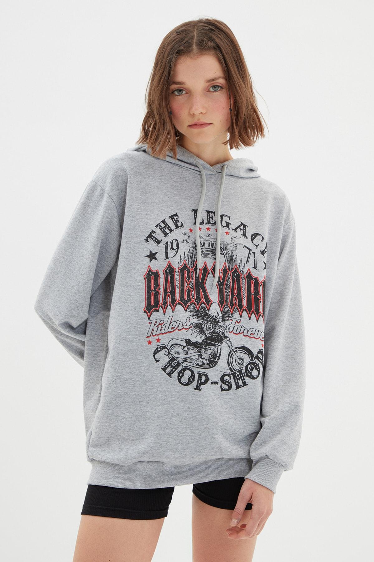 

Серая тонкая вязаная толстовка с капюшоном и принтом бойфренда TWOAW22SW1111