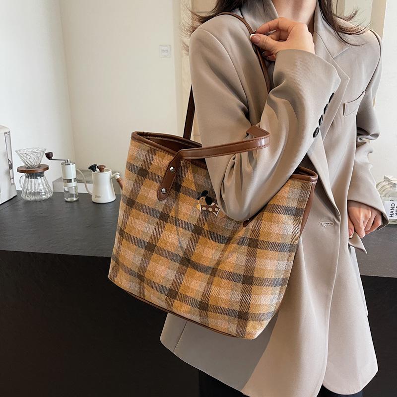 

Contrasting color plaid tote bag women s 2025 autumn new fashionable versatile large-capacity backpack student class women s bag 39*13*29