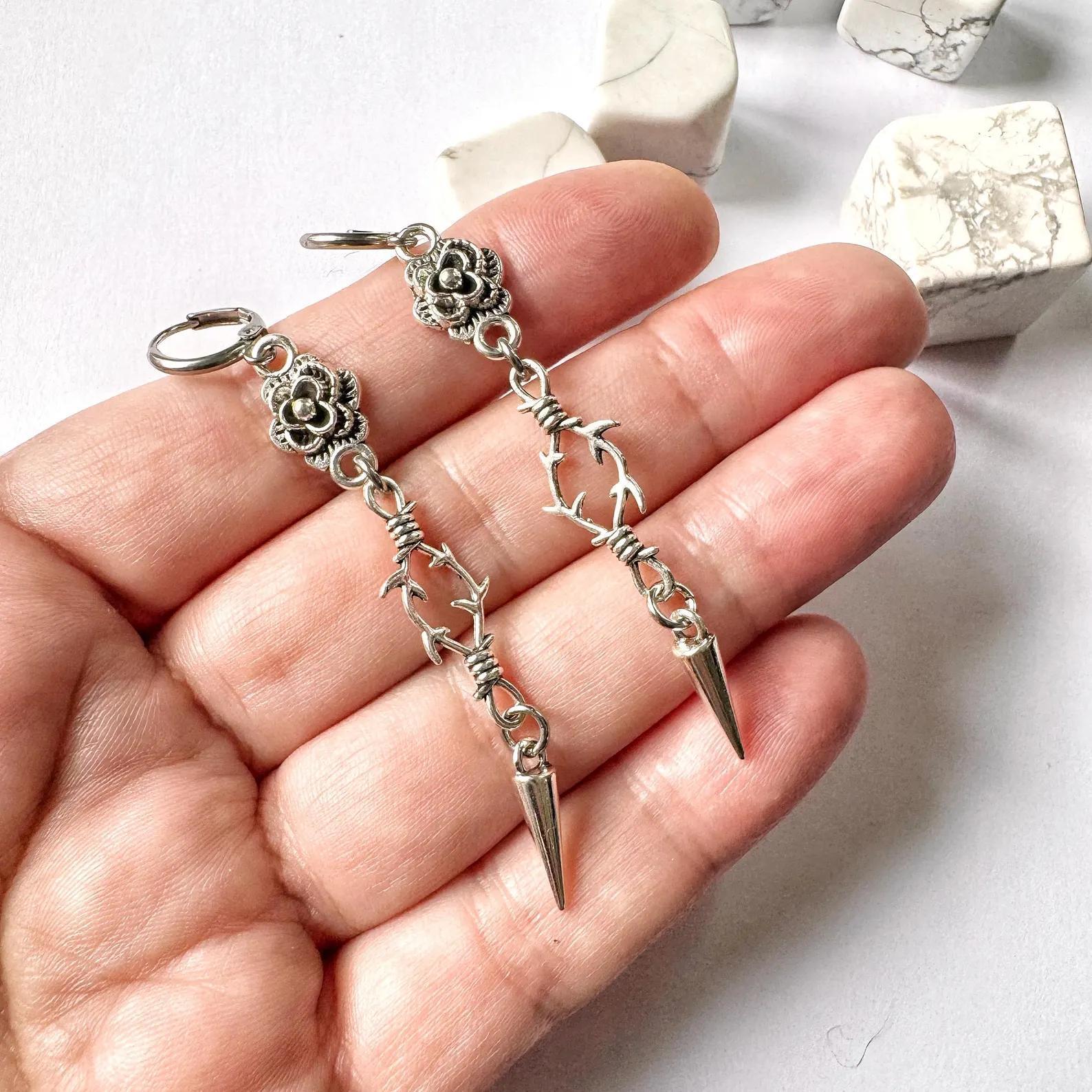 

Fashion Gothic Sliver Color Rose Flower Thorny Barbed Vine Rivet Tassel Pendant Hoop Earrings for Women Designer Jewelry Gifts