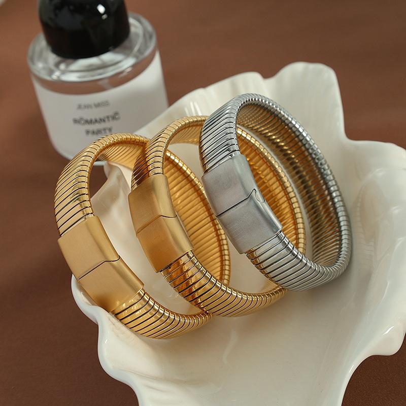 Anti-rust Exaggerated Magnetic Bracelet Niche Trend Titanium Steel Gold-plated Wrist Bangle for Casual Dating Fashion