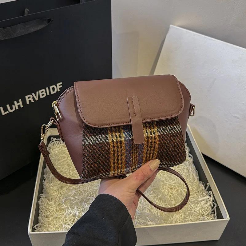 Retro Female Shoulder Crossbody Bag Niche Design Female Messenger Bag Simple Fashion New Trend Winter
