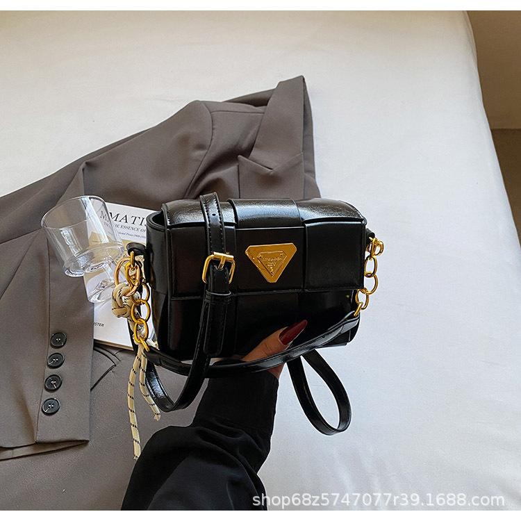 

British retro style fashion new design woven hand carry small square bag temperament versatile commuter personality messenger bag woman чорний