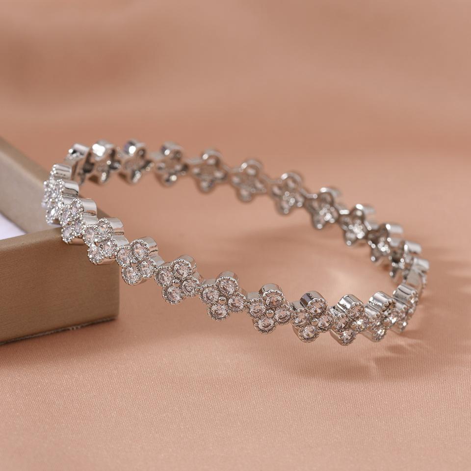 Four-leaf Clover Color Zircon Fashion Luxury Bracelet Bracelet One Size(16-22CM)