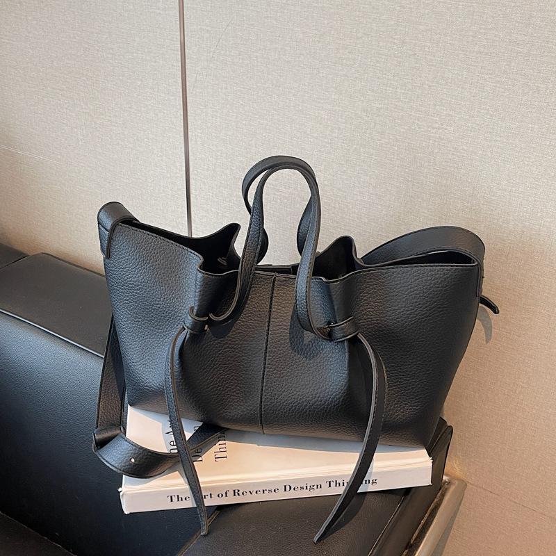 Retro large-capacity handbag women s bag 2025 new lychee pattern wing bag simple shoulder messenger bag