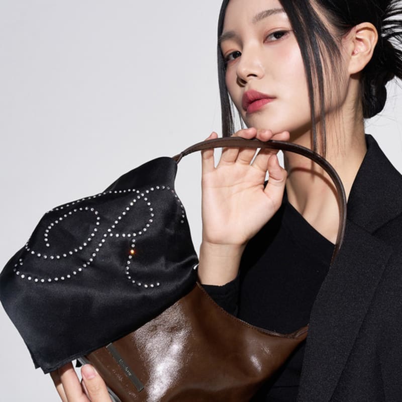 

RECLOW R-CUBIC SILK SCARF BLACK FREE