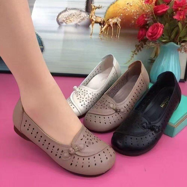 Women's shoes flat sandals 2025 summer hole shoes hollow breathable soft sole middle-aged and elderly single shoes mother non-slip sandals