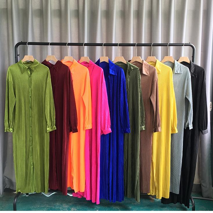 Letnia, jednokolorowa, luźna plisowana sukienka z klapami