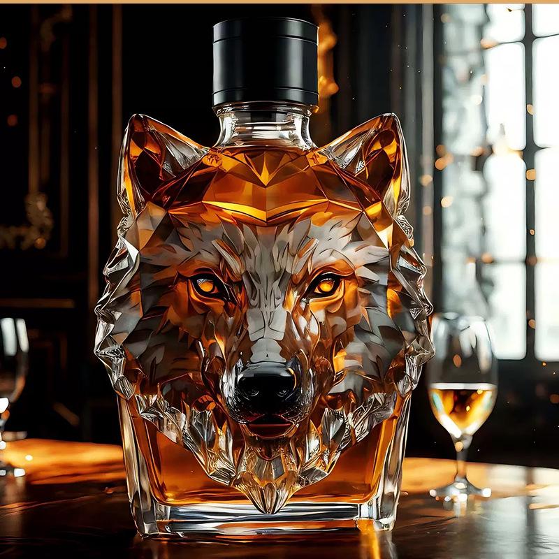 Bottiglia di Whiskey con Cresta di Lupo e Design con Testa Coronata
