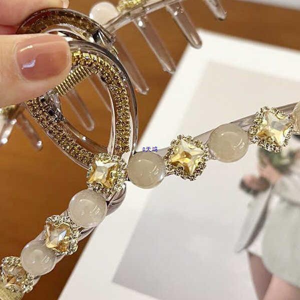 Elegant Korean Luxury Beaded Diamond Claw Hair Clip for Women
