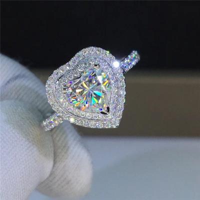 Huitan Zeitloser Stil Herzförmiger Zirkonia Eheringe Damen Luxuriöser Verlobungsring Jahrestagsgeschenke Herzschmuck