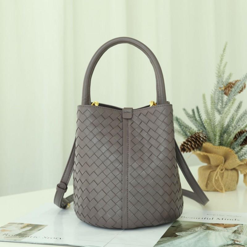 

Hand-woven Bucket Bag Genuine Leather Women s Exquisite Fashionable Handbag Single-shoulder Cross-slung Tote Length: 19.5, width: 19.5, height: 21cm
