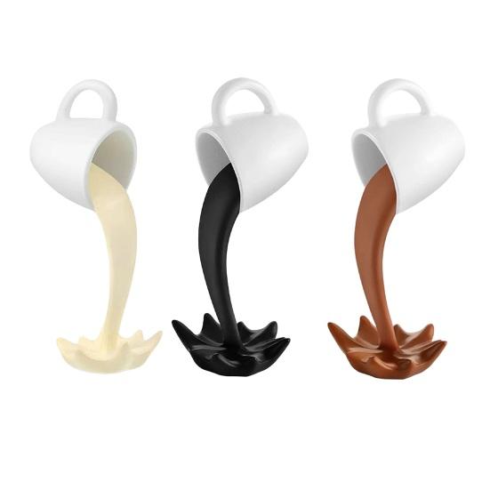 Plovoucí socha šálku kávy z pryskyřice, ozdoba s rozlitou kávou, stolní dekorace s naléváním a stříkající kávou do kuchyně