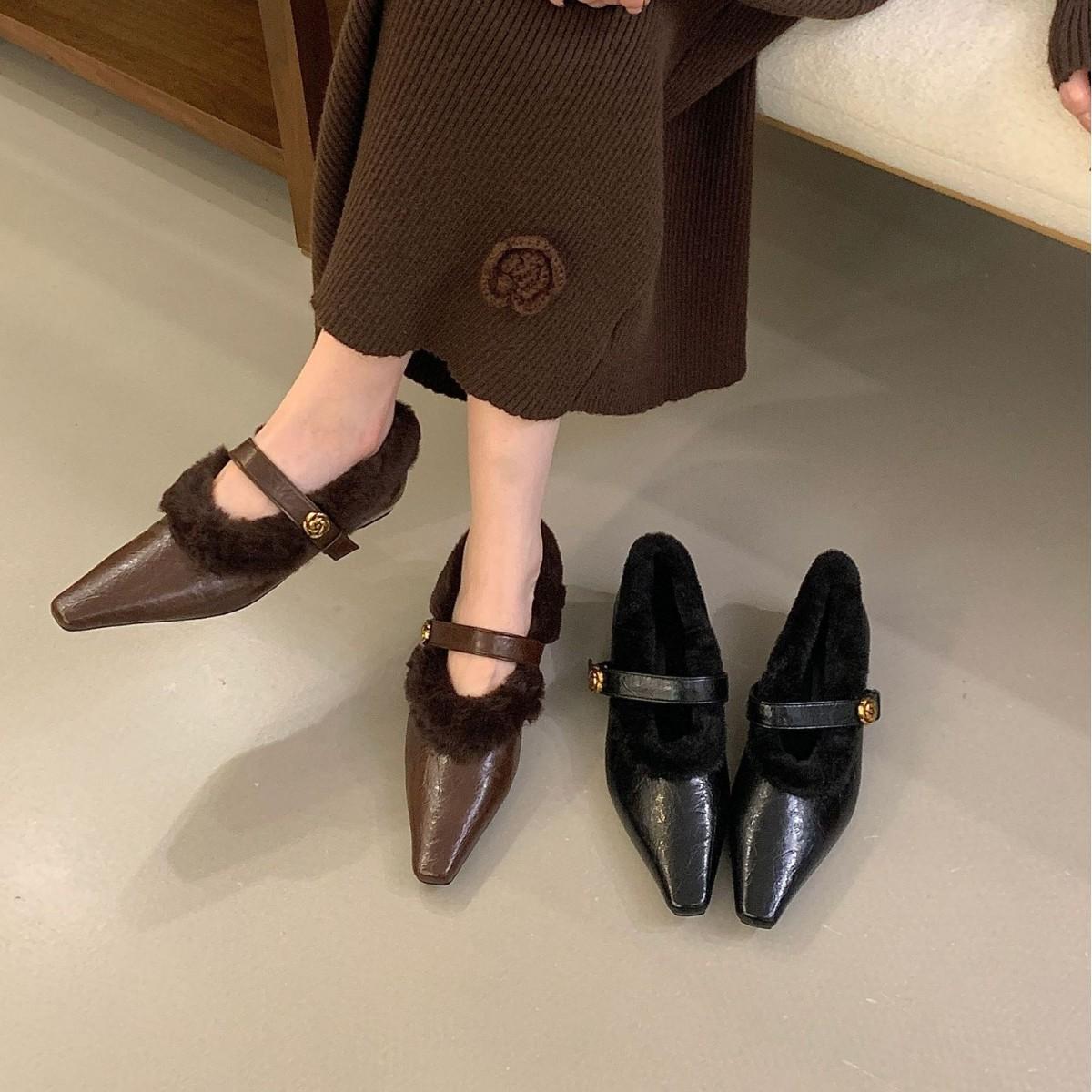 

2025 autumn and winter new small square head with Mao Mao commuting thick middle heel shallow mouth work women s single shoes 39 кофейный