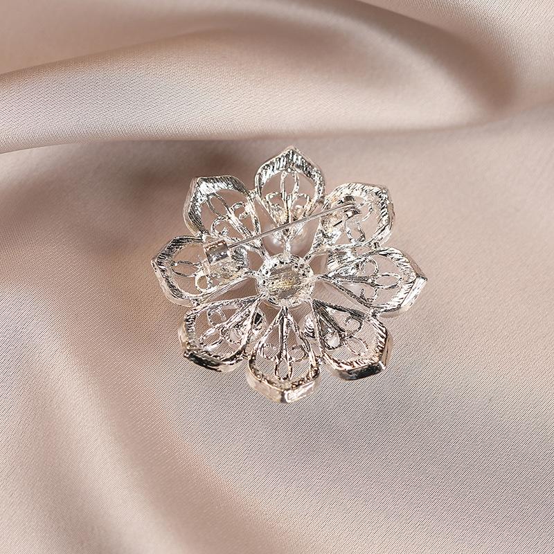 Pearl Diamond-encrusted Flower Brooch, Niche Light Luxury Pin, Overcoat Suit Accessory, Anti-glare Clasp