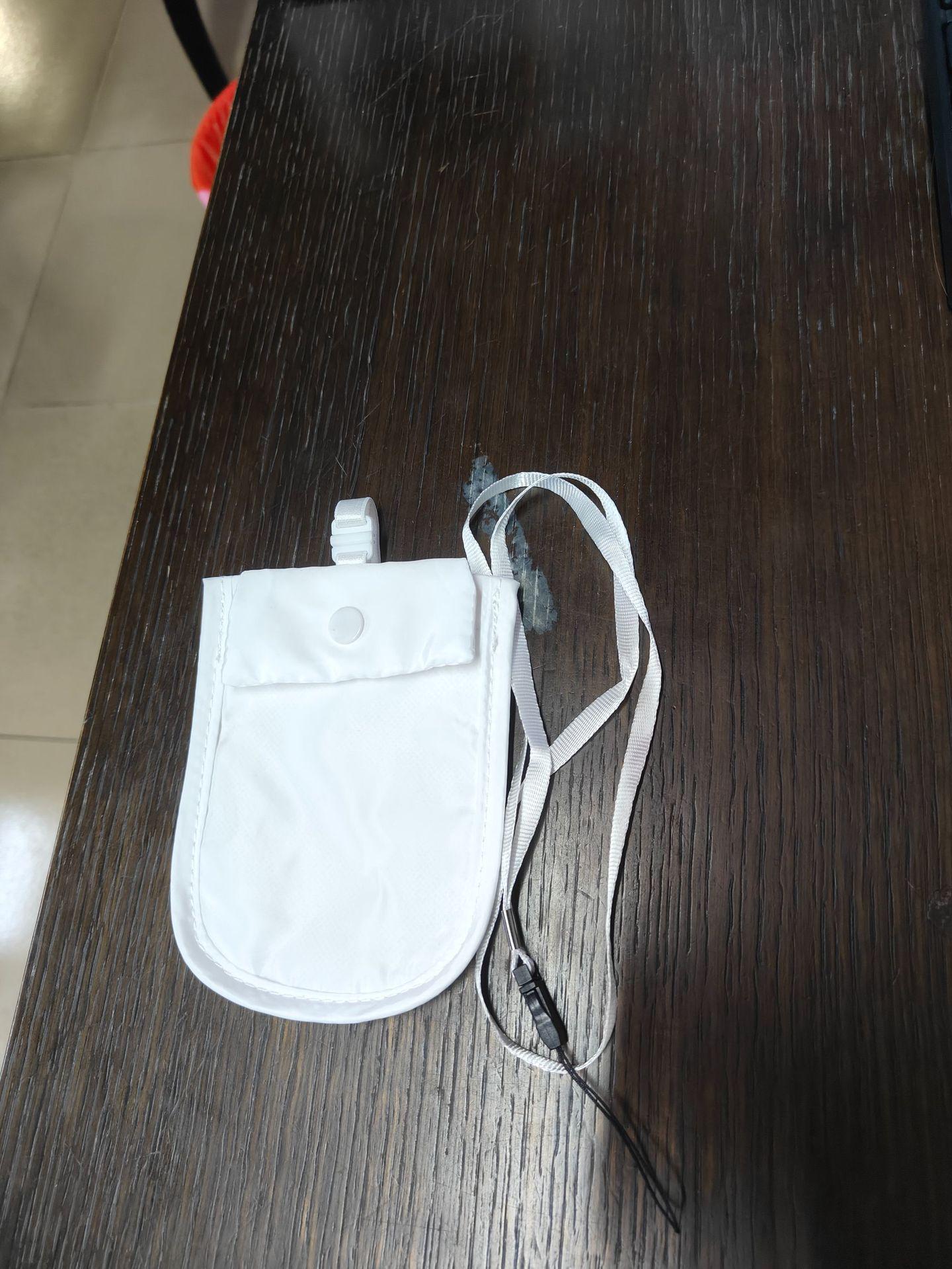 

Нейлоновое ультратонкое скрытое нижнее белье, держатель для монет и карт для женщин белый