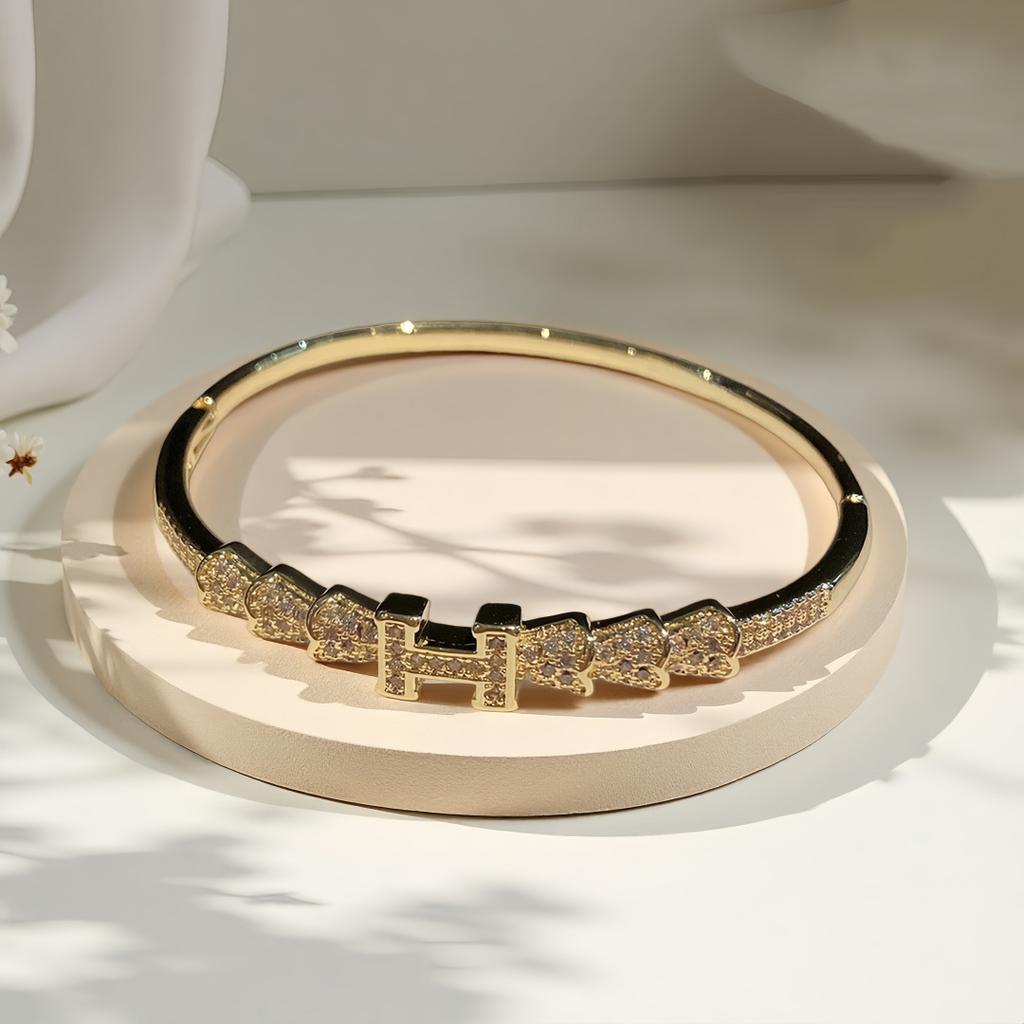 18k Real Gold Electroplated Zirconium Bracelet European and American Simple Fashion Buckle Bracelet Light Luxury High-end Hand Jewelry 2026