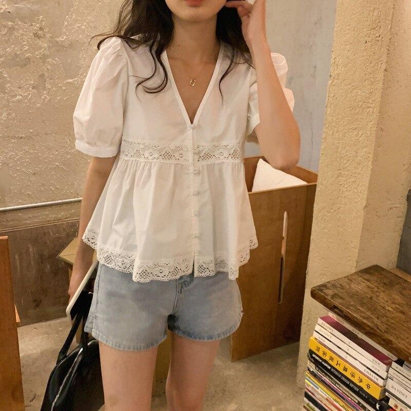 Koreanische V-ausschnitt Süße Bluse Puff Kurzarm Lose Frauen Tops Chic Spitze Nähte Weibliche Hohl Elegante Weiße Hemd 14544