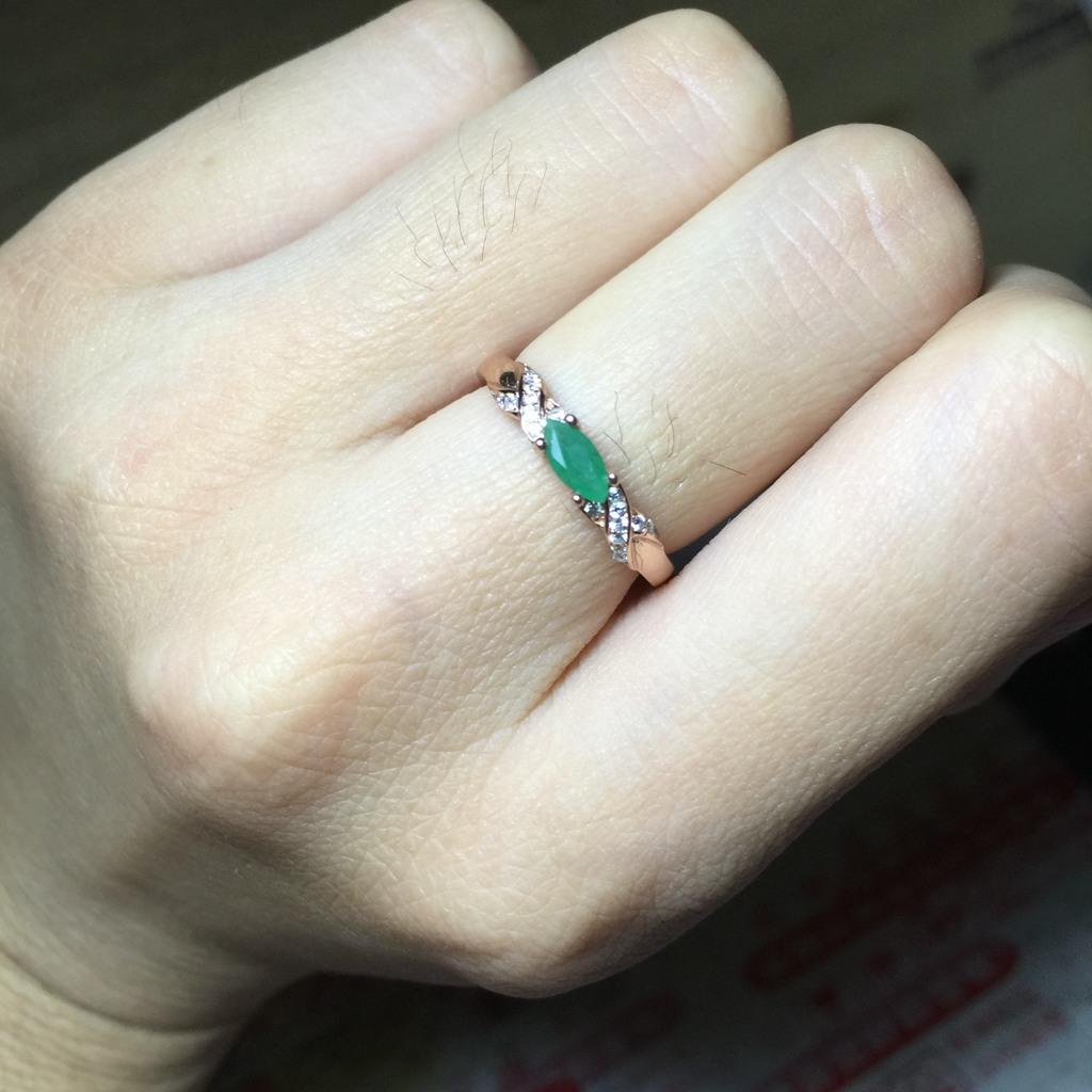 

Кольцо с натуральным изумрудом, инкрустированное серебром 925 пробы