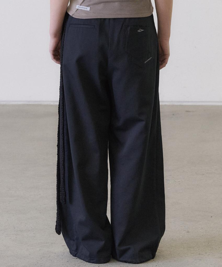 Sudeonem Asymmetric Pocket Tuck Trousers [Black]