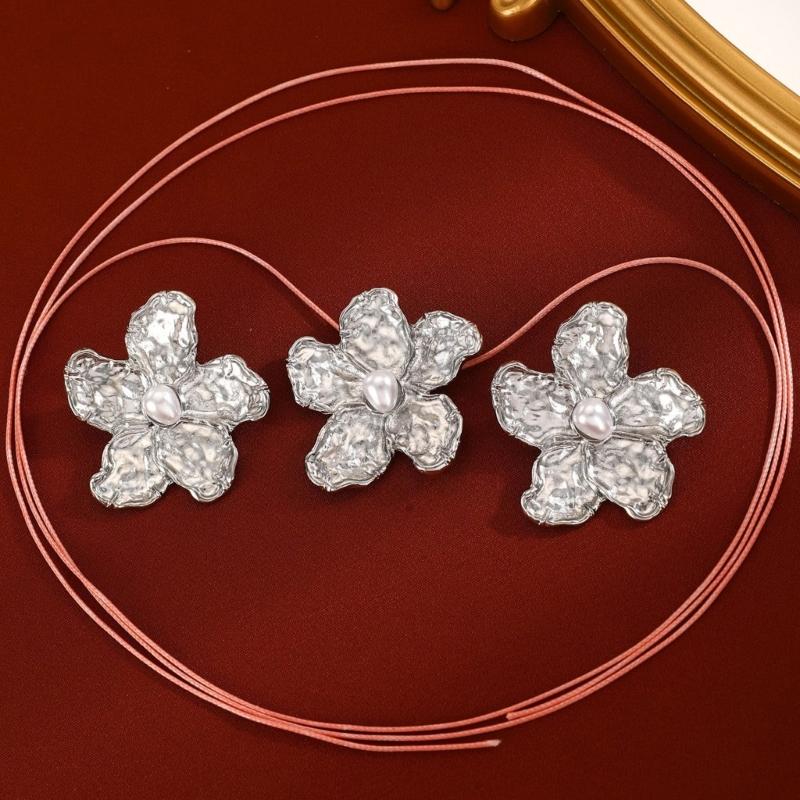 Elegante Perlenblumen-Halskette für Damen Verstellbare Stabile Legierungskette Tragbar für Hochzeiten und Bankette Zubehör