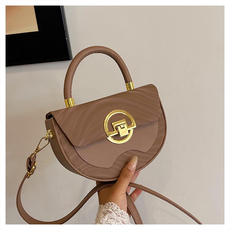 Trendy Retro Shell Bag: Niche Design Crossbody & Handheld Summer Style